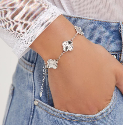 FLOWER DETAIL BRACELET IN SILVER